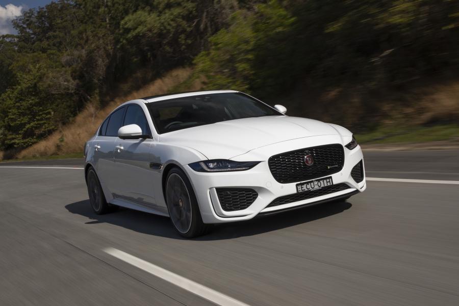  Jaguar XE P300 R-Dynamic 2019 года  (AU) (фото 3 из 40)